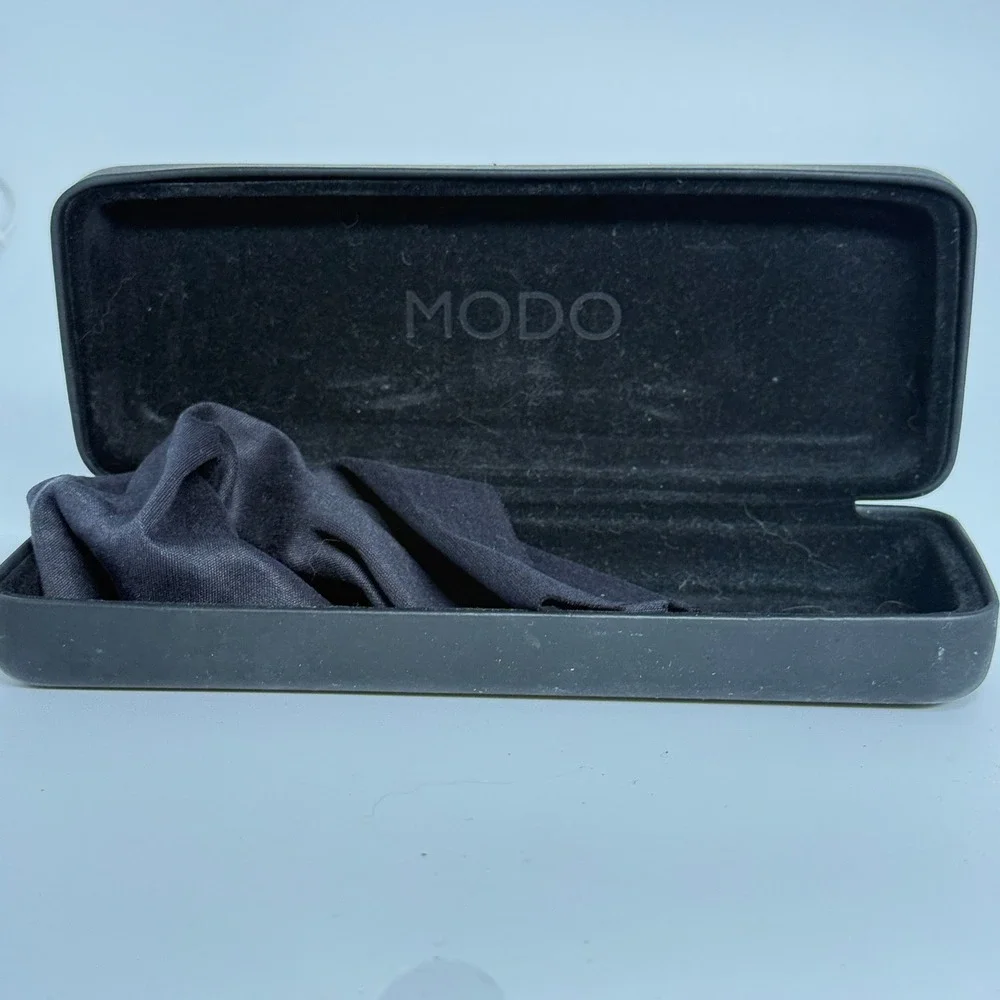 Modo‎ Black Hard Shell Eyeglasses Case with Cleaning Cloth
